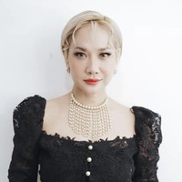 Dengan model rambut baru pixie cut-nya yang sekarang, BCL memang terlihat semakin fresh dan awet muda. Model rambut tersebut memberikan efek tomboy yang tetap feminin. Foto: Instagram/@bumiauw