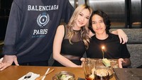 Momen ulang tahun Noah juga dibagikan oleh pelantun lagu Pernah Muda itu. Ia dan Tiko merayakan ulang tahun Noah di sebuah restoran dengan sepotong kue lezat. Foto: Instagram @itsmebcl