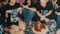Kalau ini momen BCL dan keluarga ketika merayakan ulang tahun sang suami, Tiko. BCL membuatkan kue cokelat favorit yang manis legit. Foto: Instagram @itsmebcl