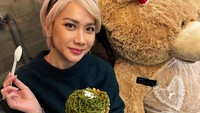 Momen kuliner BCL di Korea Selatan juga sempat dibagikan. Saat itu, ia mampir ke sebuah kafe dan membeli satu cone es krim besar. Foto: Instagram @itsmebcl