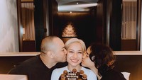 Turut hadir sang suami, Tiko Aryawardhana dan anaknya, Noah Sinclair. Mereka mencium pipi BCL dengan penuh cinta. Foto: Instagram @itsmebcl