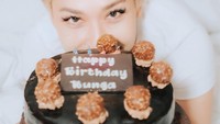 Penyanyi berzodiak Aries ini mendapatkan kejutan dari anggota keluarganya. Mereka merayakan ulang tahun dengan seloyang kue cokelat. Foto: Instagram @itsmebcl