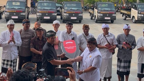 Bupati Jembrana I Made Kembang Hartawan menyerahkan bantuan mobil pikap kepada desa adat di Halaman Gedung Kesenian Bung Karno, Kabupaten Jembrana, Selasa (25/3/2025). (dok. Pemkab Jembrana)