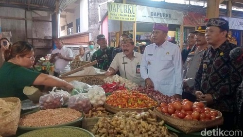 Bupati Karangasem I Gusti Putu Parwata bersama Forkopimda Karangasem saat melakukan sidak di Pasar Amlapura Timur, Selasa (25/3/2025).