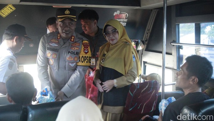 Bupati Pandeglang Dewi Setiani memastikan tak ada kenaikan tarif angkutan saat mudik lebaran 2025. Dia menyebut ongkos Jakarta ke Pandeglang masih Rp 60 ribu. (Aris R/detikcom)