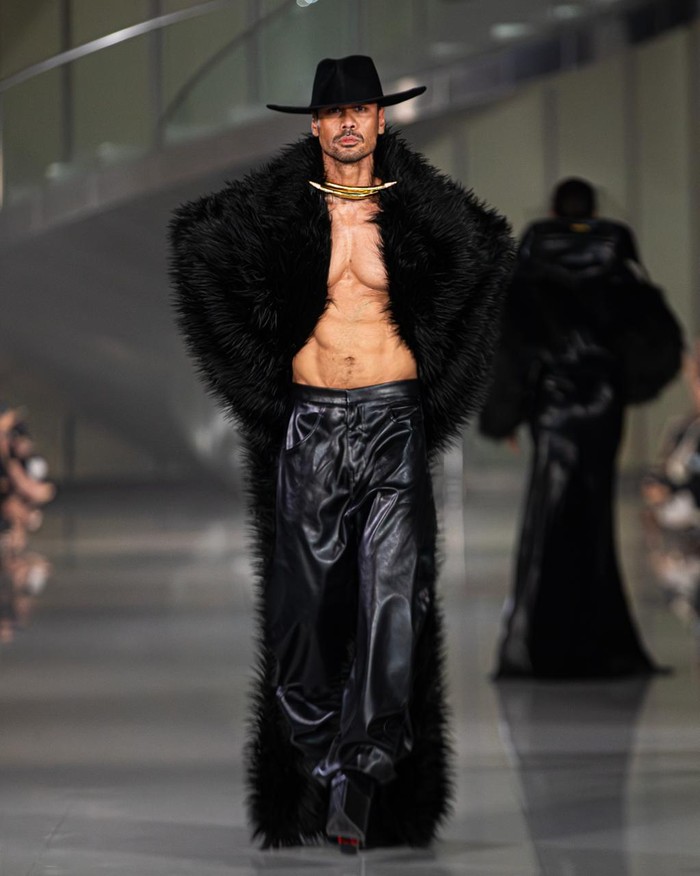 Penampilan Chicco Jerikho di catwalk Harry Halim Fall Winter 2025, Jumat (21/3/2025).