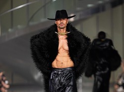 Chicco Jerikho Beraksi Lagi di Catwalk, Heels Tinggi Bikin Salfok