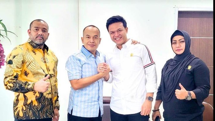 David Roni Sinaga (kemeja putih) berdamai dengan Dodi Robert Simangunsong (kemeja biru). (Foto: Istimewa)