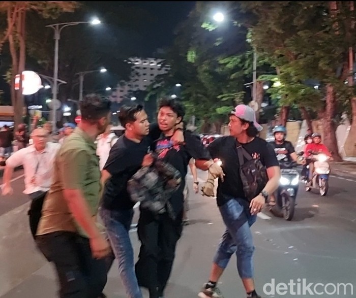 demo grahadi tolak uu tni