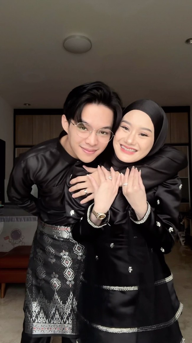 Dinda Hauw menikah dengan Rey Mbayang pada 10 Juli 2020. Usia Rey yang dua tahun lebih muda dari Dinda tidak menjadi penghalang bagi keharmonisan rumah tangga mereka. Keduanya kini telah dikaruniai dua anak dan kerap disebut sebagai pasangan idaman netizen.  Foto: Instagram @dindahw