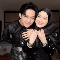 Dinda Hauw menikah dengan Rey Mbayang pada 10 Juli 2020. Usia Rey yang dua tahun lebih muda dari Dinda tidak menjadi penghalang bagi keharmonisan rumah tangga mereka. Keduanya kini telah dikaruniai dua anak dan kerap disebut sebagai pasangan idaman netizen.  Foto: Instagram @dindahw