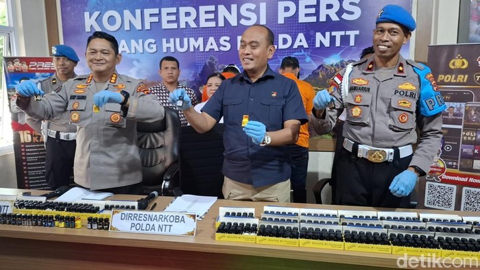 Direktur Reserse Narkoba Polda NTT Kombes Ardiyanto Tedjo Baskoro dan Kabid Humas Polda NTT Kombes Henry Novika Chandra saat memimpin konferensi pers di Mapolda NTT, Selasa (25/3/2025). (Foto: Yufengki Bria/detikBali)