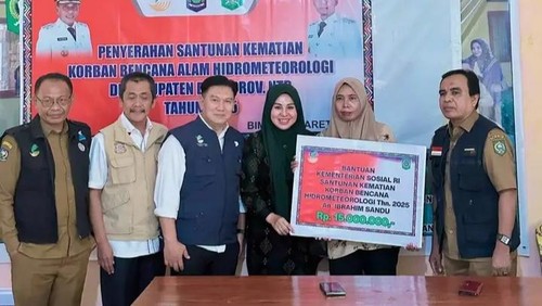 enyerahan santunan kematian kepada ahli waris korban bencana hidrometeorologi pada 2025 di Kabupaten Bima, NTB.