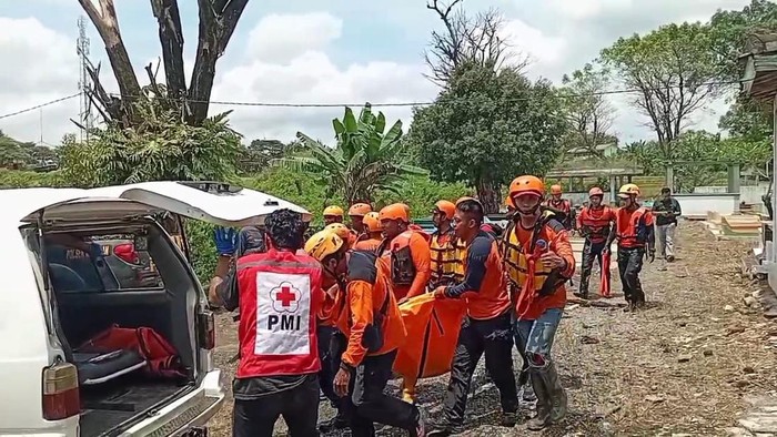 Evakuasi bocah tewas tenggelam di Masaran, Sragen, Selasa (25/3/2025).