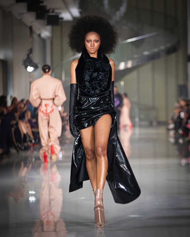 Fashion show koleksi Harry Halim Autumn Winter 2025 di Ciputra Artpener Jakarta. Finality jadi bentuk ekspresi dirinya dalam mengarungi rasa sakit, sedih, dan situasi serba tak pasti termasuk perihal kondisi sang ayah yang terbaring sakit.  Foto: Dok. Harry Halim.