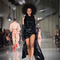 Fashion show koleksi Harry Halim Autumn Winter 2025 di Ciputra Artpener Jakarta. Finality jadi bentuk ekspresi dirinya dalam mengarungi rasa sakit, sedih, dan situasi serba tak pasti termasuk perihal kondisi sang ayah yang terbaring sakit.  Foto: Dok. Harry Halim.