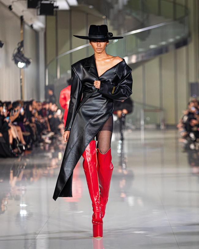 Fashion show koleksi Harry Halim Autumn Winter 2025 di Ciputra Artpener Jakarta. Finality jadi bentuk ekspresi dirinya dalam mengarungi rasa sakit, sedih, dan situasi serba tak pasti termasuk perihal kondisi sang ayah yang terbaring sakit.  Foto: Dok. Harry Halim.