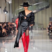 Fashion show koleksi Harry Halim Autumn Winter 2025 di Ciputra Artpener Jakarta. Finality jadi bentuk ekspresi dirinya dalam mengarungi rasa sakit, sedih, dan situasi serba tak pasti termasuk perihal kondisi sang ayah yang terbaring sakit.  Foto: Dok. Harry Halim.