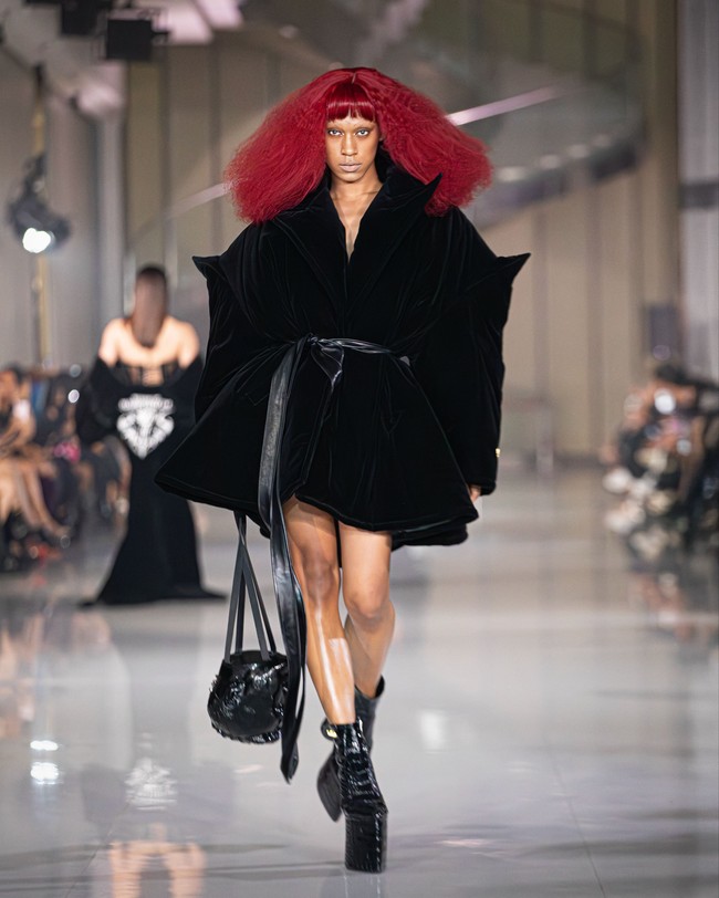 Fashion show koleksi Harry Halim Autumn Winter 2025 di Ciputra Artpener Jakarta. Finality jadi bentuk ekspresi dirinya dalam mengarungi rasa sakit, sedih, dan situasi serba tak pasti termasuk perihal kondisi sang ayah yang terbaring sakit.  Foto: Dok. Harry Halim.