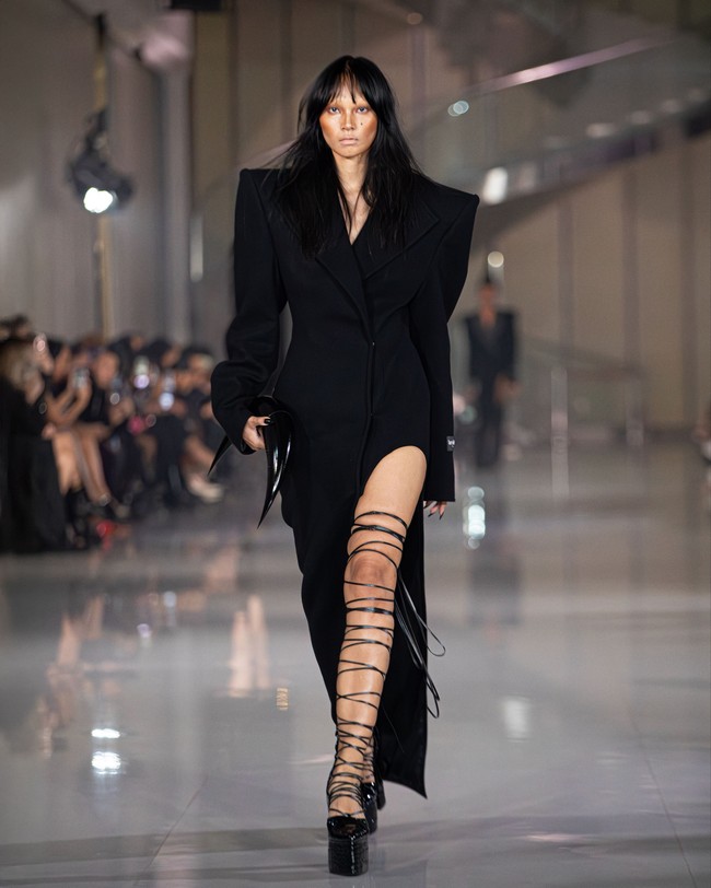 Fashion show koleksi Harry Halim Autumn Winter 2025 di Ciputra Artpener Jakarta. Finality jadi bentuk ekspresi dirinya dalam mengarungi rasa sakit, sedih, dan situasi serba tak pasti termasuk perihal kondisi sang ayah yang terbaring sakit.  Foto: Dok. Harry Halim.