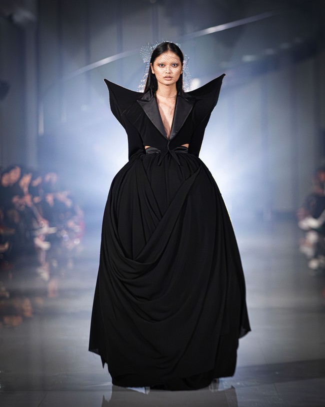 Fashion show koleksi Harry Halim Autumn Winter 2025 di Ciputra Artpener Jakarta. Finality jadi bentuk ekspresi dirinya dalam mengarungi rasa sakit, sedih, dan situasi serba tak pasti termasuk perihal kondisi sang ayah yang terbaring sakit. Foto: Dok. Harry Halim.