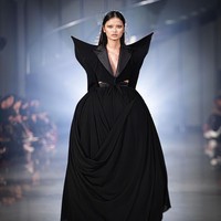 Fashion show koleksi Harry Halim Autumn Winter 2025 di Ciputra Artpener Jakarta. Finality jadi bentuk ekspresi dirinya dalam mengarungi rasa sakit, sedih, dan situasi serba tak pasti termasuk perihal kondisi sang ayah yang terbaring sakit. Foto: Dok. Harry Halim.