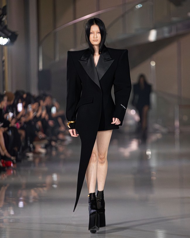 Fashion show koleksi Harry Halim Autumn Winter 2025 di Ciputra Artpener Jakarta. Finality jadi bentuk ekspresi dirinya dalam mengarungi rasa sakit, sedih, dan situasi serba tak pasti termasuk perihal kondisi sang ayah yang terbaring sakit.  Foto: Dok. Harry Halim.