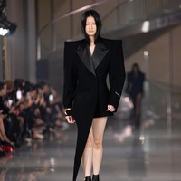Fashion show koleksi Harry Halim Autumn Winter 2025 di Ciputra Artpener Jakarta. Finality jadi bentuk ekspresi dirinya dalam mengarungi rasa sakit, sedih, dan situasi serba tak pasti termasuk perihal kondisi sang ayah yang terbaring sakit.  Foto: Dok. Harry Halim.