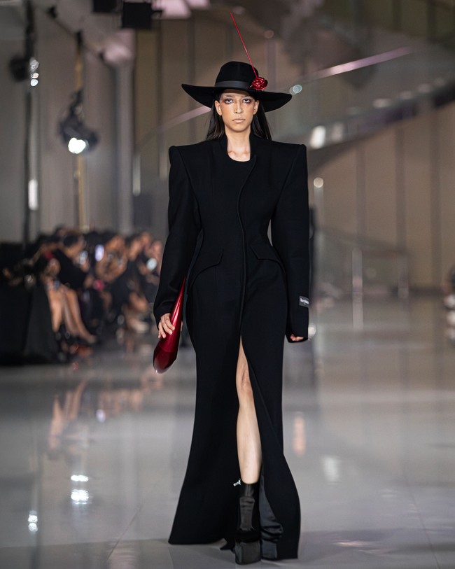 Fashion show koleksi Harry Halim Autumn Winter 2025 di Ciputra Artpener Jakarta. Finality jadi bentuk ekspresi dirinya dalam mengarungi rasa sakit, sedih, dan situasi serba tak pasti termasuk perihal kondisi sang ayah yang terbaring sakit. Foto: Dok. Harry Halim.