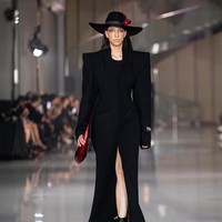 Fashion show koleksi Harry Halim Autumn Winter 2025 di Ciputra Artpener Jakarta. Finality jadi bentuk ekspresi dirinya dalam mengarungi rasa sakit, sedih, dan situasi serba tak pasti termasuk perihal kondisi sang ayah yang terbaring sakit. Foto: Dok. Harry Halim.