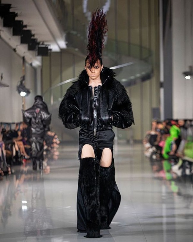 Fashion show koleksi Harry Halim Autumn Winter 2025 di Ciputra Artpener Jakarta. Finality jadi bentuk ekspresi dirinya dalam mengarungi rasa sakit, sedih, dan situasi serba tak pasti termasuk perihal kondisi sang ayah yang terbaring sakit. Foto: Dok. Harry Halim.