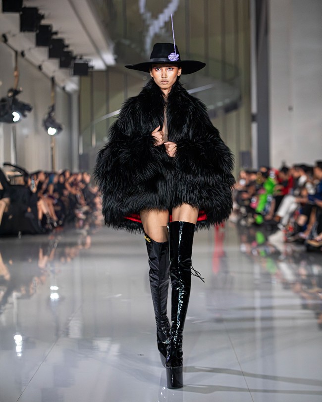 Fashion show koleksi Harry Halim Autumn Winter 2025 di Ciputra Artpener Jakarta. Finality jadi bentuk ekspresi dirinya dalam mengarungi rasa sakit, sedih, dan situasi serba tak pasti termasuk perihal kondisi sang ayah yang terbaring sakit.  Foto: Dok. Harry Halim.