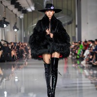 Fashion show koleksi Harry Halim Autumn Winter 2025 di Ciputra Artpener Jakarta. Finality jadi bentuk ekspresi dirinya dalam mengarungi rasa sakit, sedih, dan situasi serba tak pasti termasuk perihal kondisi sang ayah yang terbaring sakit.  Foto: Dok. Harry Halim.