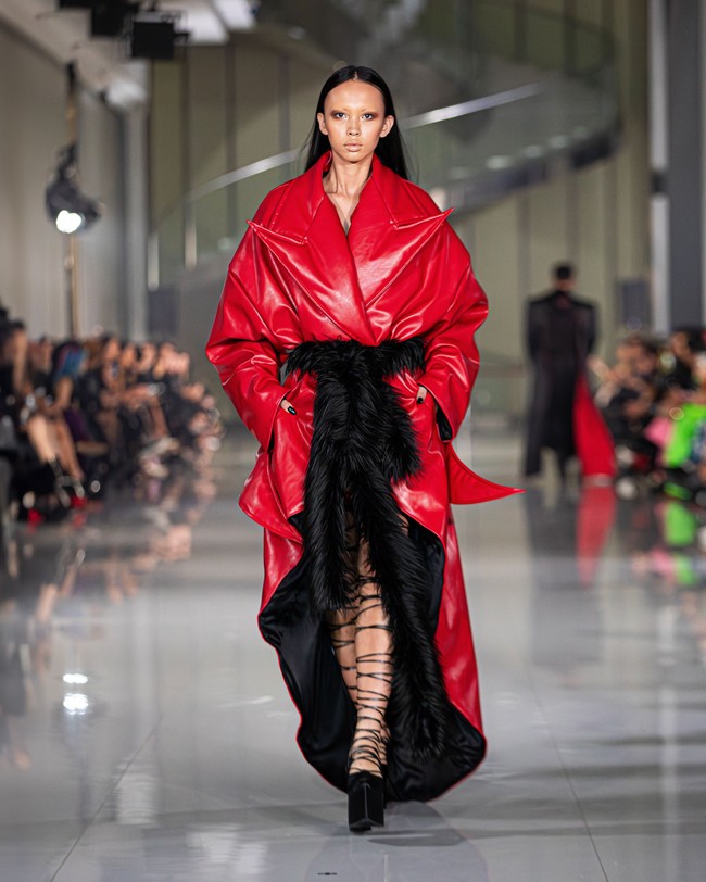 Fashion show koleksi Harry Halim Autumn Winter 2025 di Ciputra Artpener Jakarta. Finality jadi bentuk ekspresi dirinya dalam mengarungi rasa sakit, sedih, dan situasi serba tak pasti termasuk perihal kondisi sang ayah yang terbaring sakit. Foto: Dok. Harry Halim.