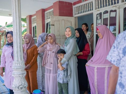 Foto pasangan Ella Prasetyaningsih dan Muhammad suhkron Al syahyid yang menggelar acara lamaran Foto pasangan Ella Prasetyaningsih dan Muhammad suhkron Al syahyid yang menggelar acara lamaran. Postingan tentang kisah keduanya langsung viral di media sosial