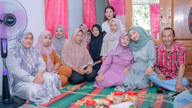 Foto pasangan Ella Prasetyaningsih dan Muhammad suhkron Al syahyid yang menggelar acara lamaran Foto pasangan Ella Prasetyaningsih dan Muhammad suhkron Al syahyid yang menggelar acara lamaran. Postingan tentang kisah keduanya langsung viral di media sosial