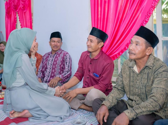 Foto pasangan Ella Prasetyaningsih dan Muhammad suhkron Al syahyid  yang menggelar acara lamaran. Postingan tentang kisah keduanya langsung viral di media sosial