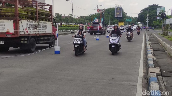 Foto polisi berikan batas jalan, untuk minimalisir kepadatan di Jalan Janti depan Lippo Plaza