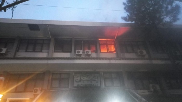 Gedung FEB Unisma terbakar
