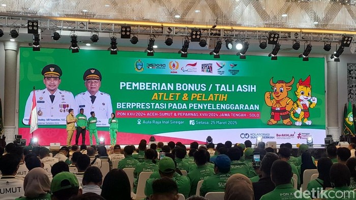 Gubsu Bobby mendengar keluhan atlet sebelum menyentil Kadispora-Pj Sekda Sumut (Nizar Aldi/detikSumut)