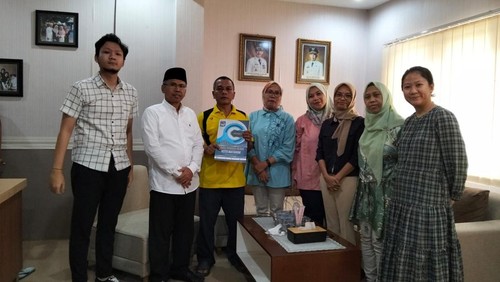 Hotel Grand Legi Mataram dan sejumlah eks karyawan sepakat mengakhiri hubungan kerja dengan pemberian kompensasi Rp 1 miliar di Disnaker Mataram, Senin (24/3/2025). (Dok. Disnaker Mataram)