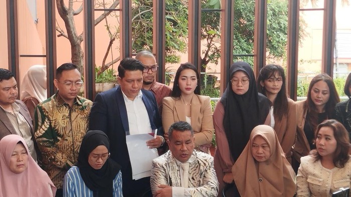 Hotman Paris dkk bersama keluarga Kapolsek Negara Batin