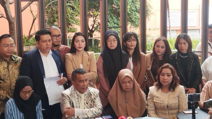 Hotman Paris dkk bersama keluarga Kapolsek Negara Batin