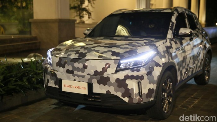 Ini Tampang Mobil Listrik Baru SERES PT Sokonindo Automobile selaku agen pemegang merek (APM) SERES di Indonesia telah memamerkan mobil listrik barunya. Ini tampangnya.