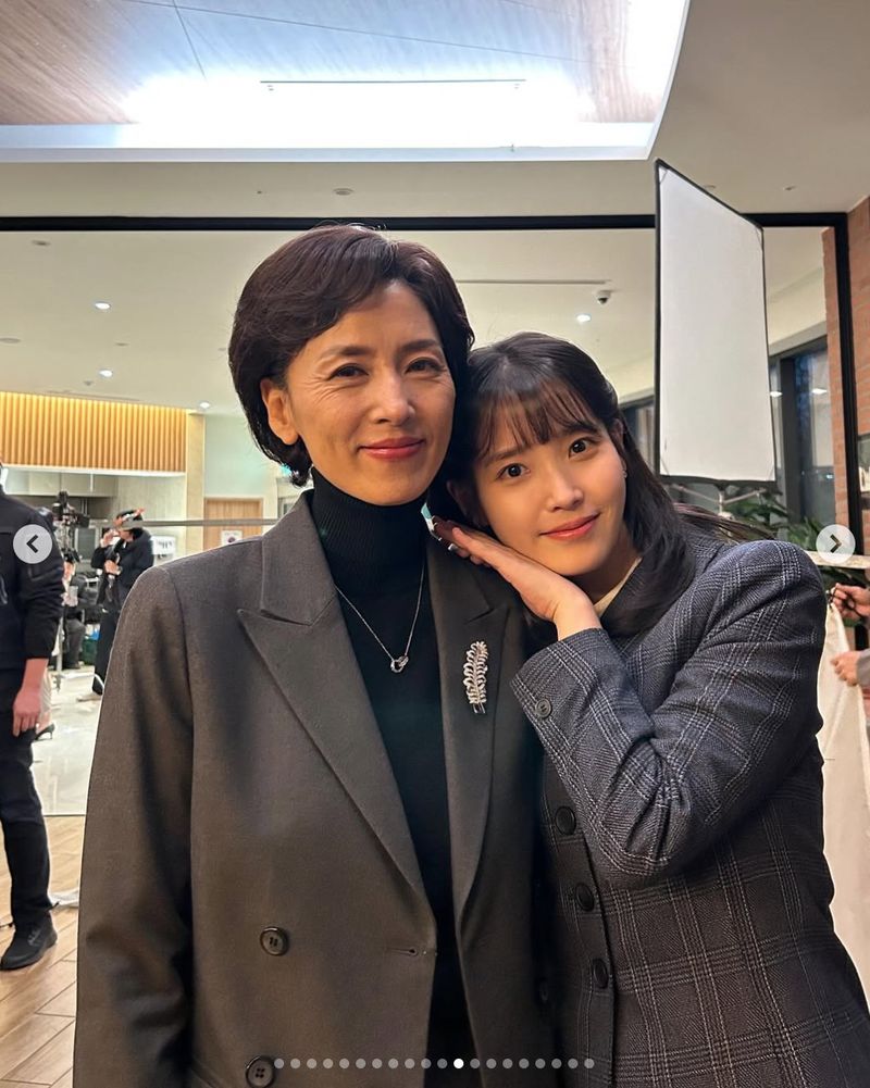 IU dan mendiang Kang Myung Joo di lokasi syuting drama Korea When Life Gives You Tangerines