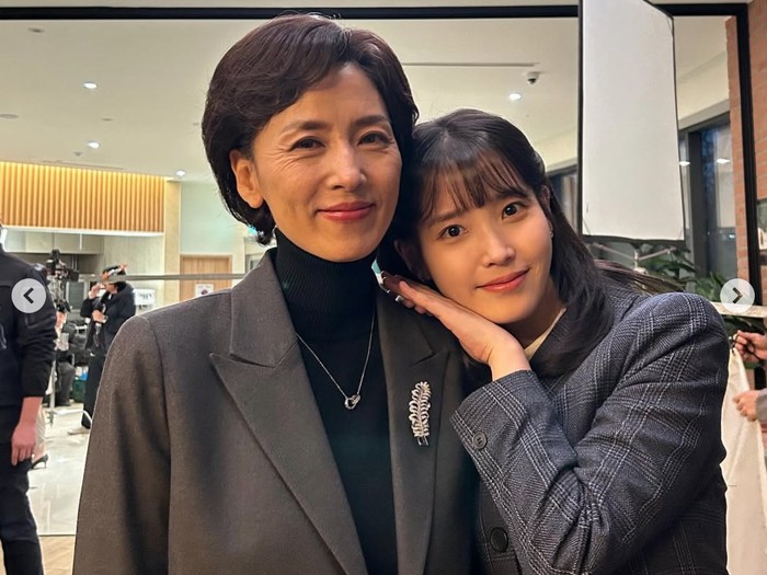 IU dan mendiang Kang Myung Joo di lokasi syuting drama Korea When Life Gives You Tangerines