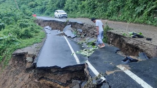 Jalan kabupaten di Kecamatan Sekotong Amblas. Akibatnya dua aktivitas warga Desa Taman Baru dan Buwun Mas terganggu.