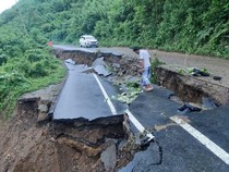Jalan Buwun Mas-Dasan Baru Nyaris Putus, Warga Resah