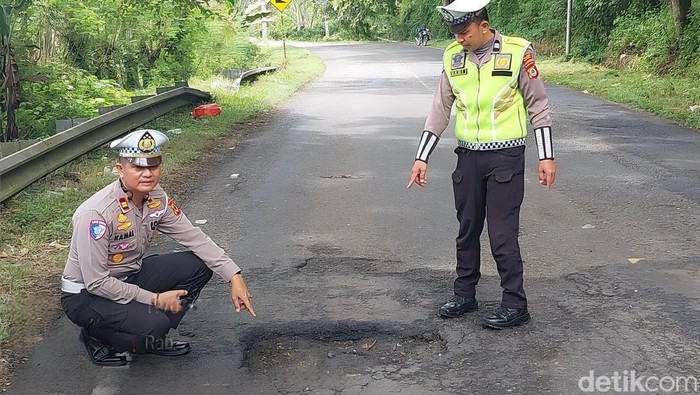 Jalan rusak yang ada di Kecamatan Cenrana, Kabupaten Maros rawan menjadi titik kecelakaan.