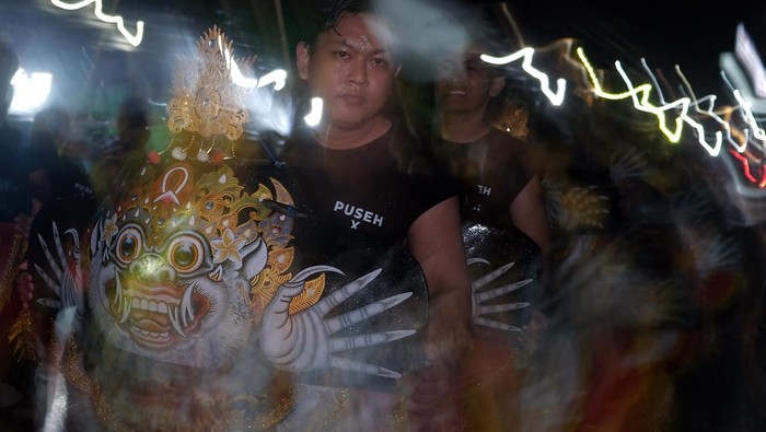 Sejumlah warga berkeliling desa sambil membunyikan alat musik tradisional saat tradisi Okokan di Desa Kediri, Tabanan, Bali, Senin (24/3/2025). Tradisi yang berlangsung pada 24-28 Maret 2025 tersebut digelar setiap malam hari dengan membunyikan okokan yakni alat musik tradisional yang biasanya dikalungkan pada hewan ternak seperti sapi atau kerbau untuk menetralisir energi negatif dan tolak bala menjelang Hari Raya Nyepi Tahun Baru Saka 1947. ANTARA FOTO/Nyoman Hendra Wibowo/foc.